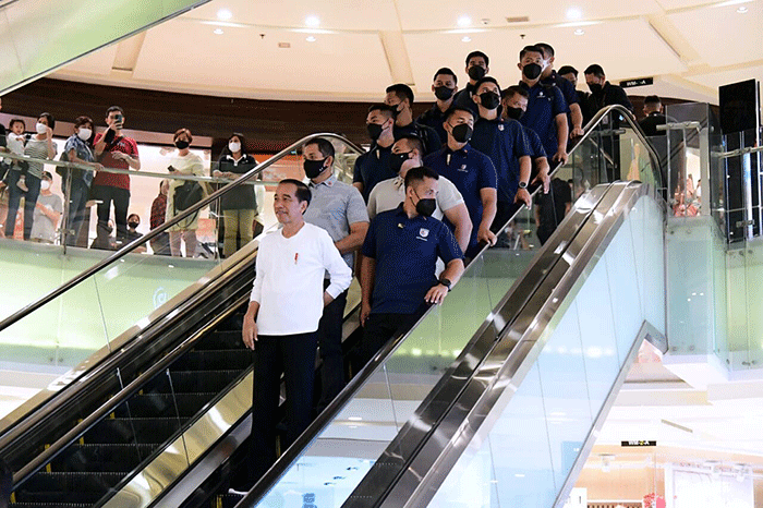 Presiden Joko Widodo mengunjungi pusat perbelanjaan Grand Indonesia, Jakarta, Minggu (15/1/2023) malam.
