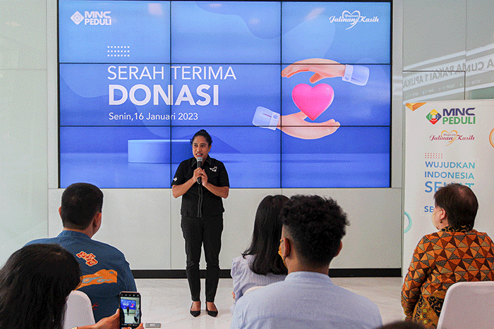 Ketua MNC Peduli Jessica Tanoesoedibjo (ketiga kanan) saat menerima donasi bantuan dari Wakil Ketua Persekutuan Doa MNC Center Eva Imuly.