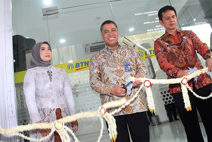 Pembukaan Kantor Cabang Syariah (KCS) BTN Karawang di Jalan Kertabumi, Nagasari, Karawang, Jawa Barat, Senin (16/1/2023).