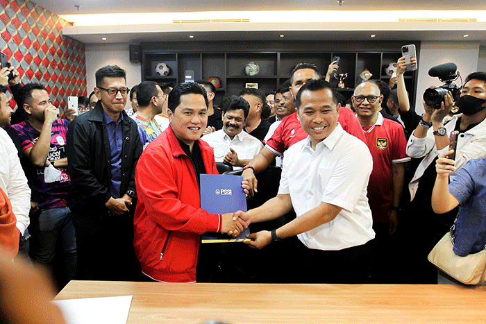 Menteri Badan Usaha Milik Negara (BUMN) Erick Thohir saat mengembalikan berkas perdaftaran calon ketua umum PSSI di Kantor PSSI, GBK Arena, Jakarta.