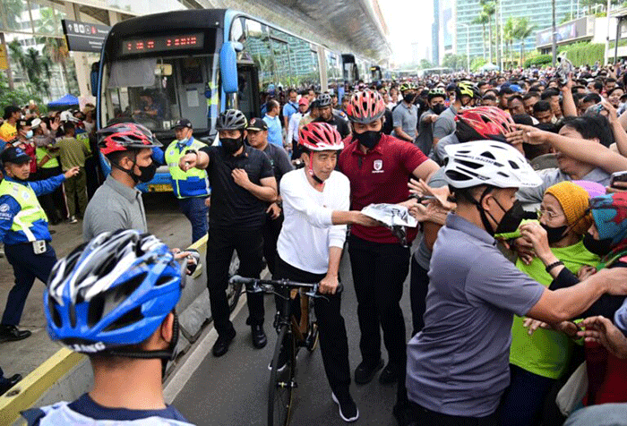 Presiden Joko Widodo menghabiskan pagi dengan bersepeda di kawasan hari bebas kendaraan bermotor atau car free day (CFD) Sudirman-Thamrin, Jakarta.
