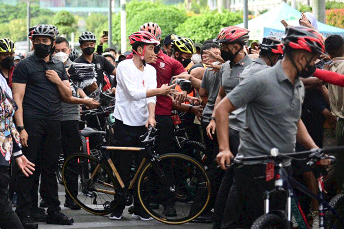 Presiden Joko Widodo menghabiskan pagi dengan bersepeda di kawasan hari bebas kendaraan bermotor atau car free day (CFD) Sudirman-Thamrin, Jakarta.