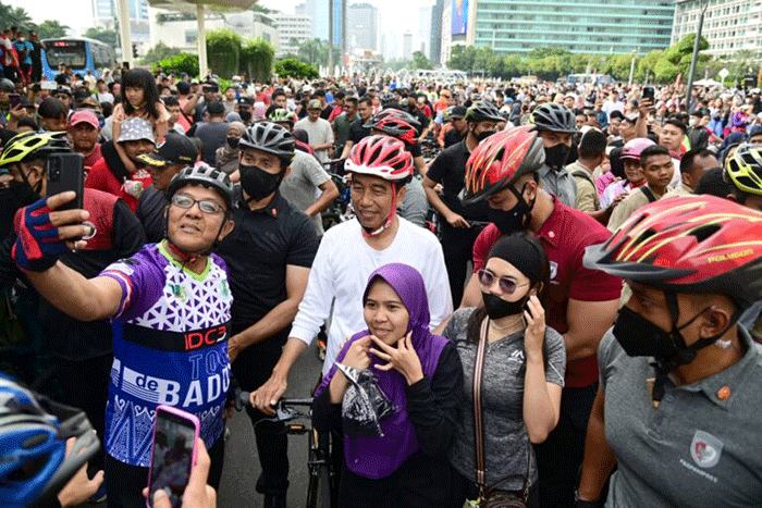Presiden Joko Widodo menghabiskan pagi dengan bersepeda di kawasan hari bebas kendaraan bermotor atau car free day (CFD) Sudirman-Thamrin, Jakarta.