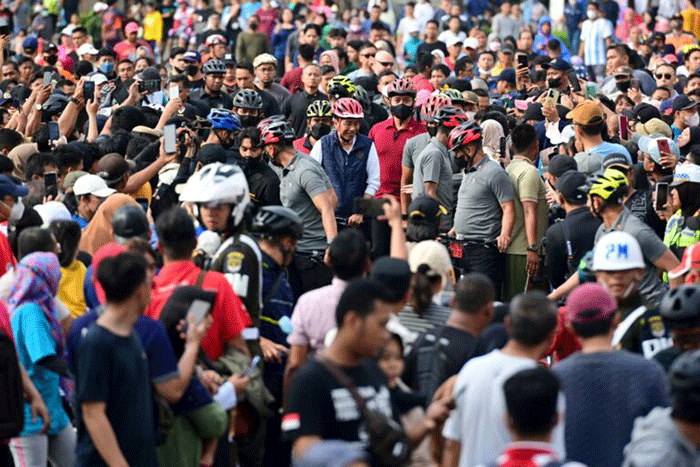 Presiden Joko Widodo menghabiskan pagi dengan bersepeda di kawasan hari bebas kendaraan bermotor atau car free day (CFD) Sudirman-Thamrin, Jakarta.