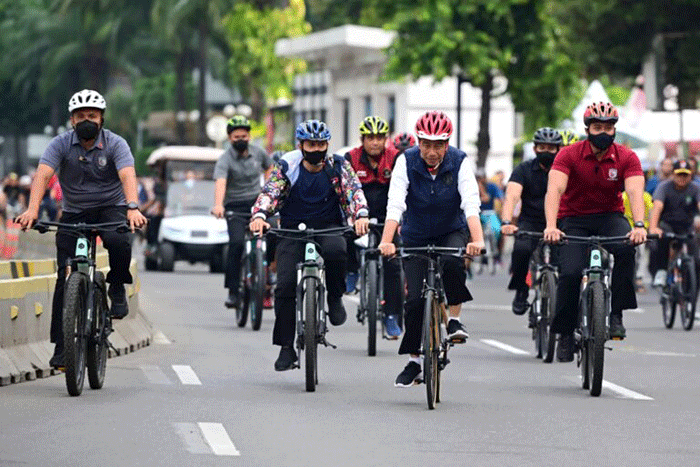 Presiden Joko Widodo menghabiskan pagi dengan bersepeda di kawasan hari bebas kendaraan bermotor atau car free day (CFD) Sudirman-Thamrin, Jakarta.