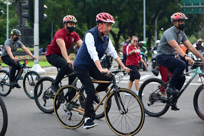 Presiden Joko Widodo menghabiskan pagi dengan bersepeda di kawasan hari bebas kendaraan bermotor atau car free day (CFD) Sudirman-Thamrin, Jakarta.
