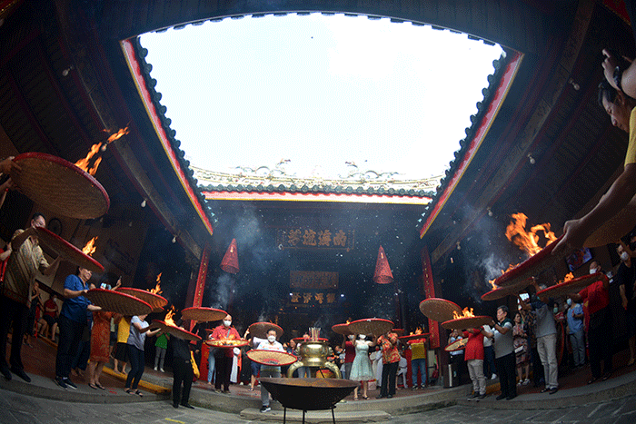 Puluhan umat Tri Dharma menggelar Sembahyang Toa Pek Kong Naik (Sang Sin) atau ritual mengantar Dewa untuk menghadap Tuhan Yang Maha Esa.