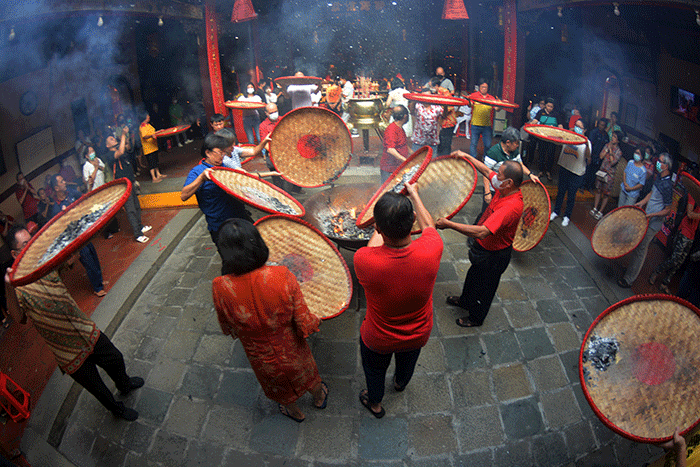 Puluhan umat Tri Dharma menggelar Sembahyang Toa Pek Kong Naik (Sang Sin) atau ritual mengantar Dewa untuk menghadap Tuhan Yang Maha Esa.