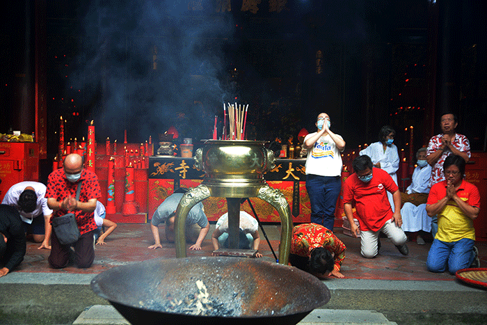 Puluhan umat Tri Dharma menggelar Sembahyang Toa Pek Kong Naik (Sang Sin) atau ritual mengantar Dewa untuk menghadap Tuhan Yang Maha Esa.