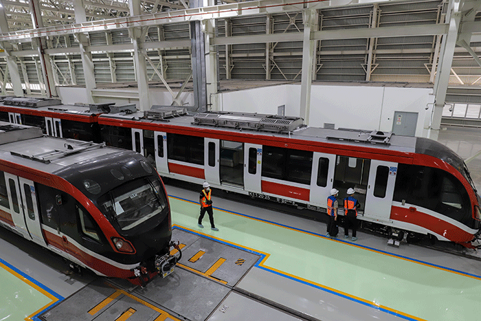 Sejumlah pekerja memeriksa rangkaian Lintas Rel Terpadu (LRT) yang terparkir pada Depo LRT Jabodebek di Jatimulya, Kabupaten Bekasi, Jawa Barat.