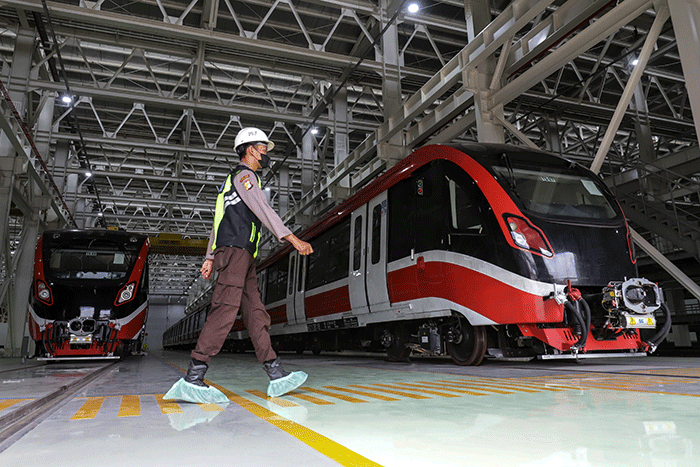 Sejumlah pekerja memeriksa rangkaian Lintas Rel Terpadu (LRT) yang terparkir pada Depo LRT Jabodebek di Jatimulya, Kabupaten Bekasi, Jawa Barat.