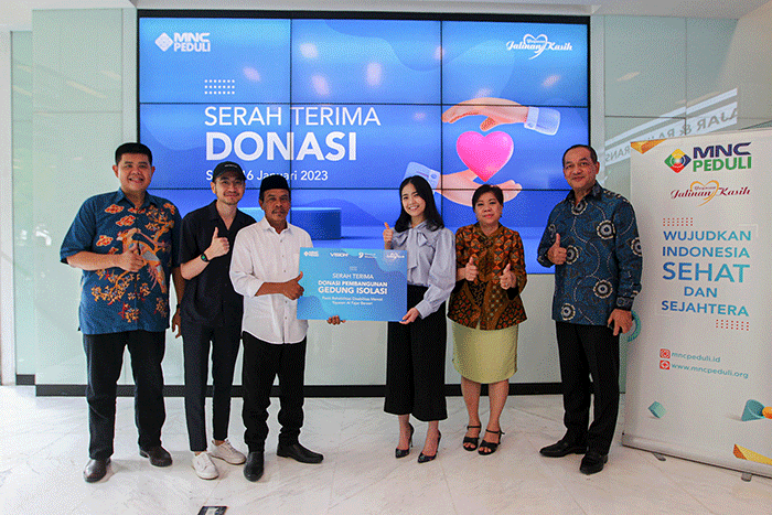 Penyerahan donasi bantuan ke Yayasan Al Fajar Berseri di MNC Financial Center, Jakarta, Senin (16/1/2023). 