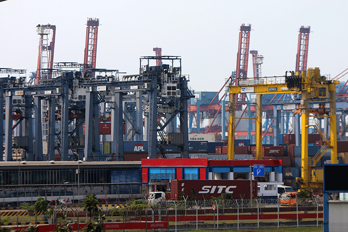 Aktivitas Pelabuhan peti kemas di Tanjung priok, Jakarta Utara, Sabtu (14/1/2023).