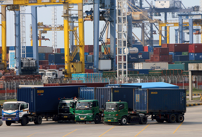 Aktivitas Pelabuhan peti kemas di Tanjung priok, Jakarta Utara, Sabtu (14/1/2023).