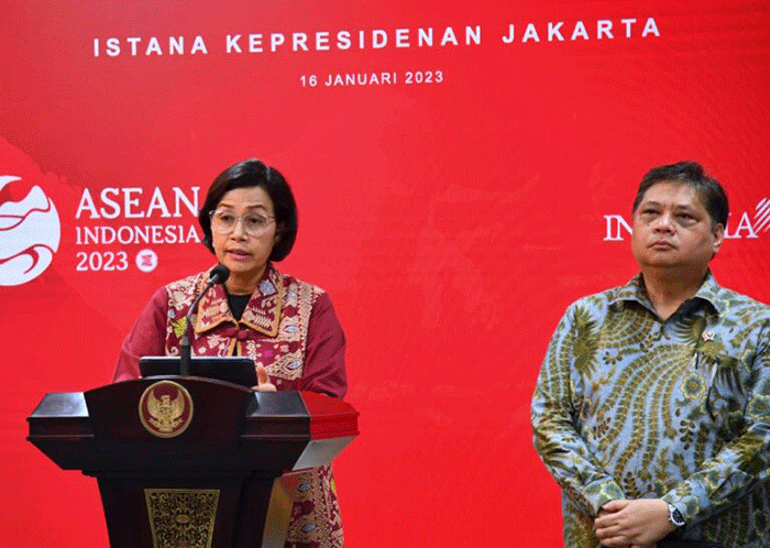 Menteri Keuangan Sri Mulyani (kiri) bersama Menteri Koordinator Bidang Perekonomian Airlangga Hartarto menyampaikan keterangan pers.