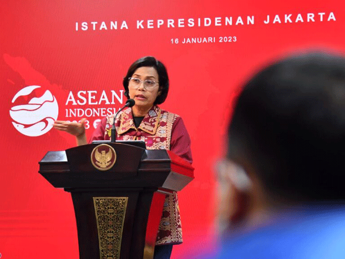 Menteri Keuangan Sri Mulyani (kiri) bersama Menteri Koordinator Bidang Perekonomian Airlangga Hartarto menyampaikan keterangan pers.