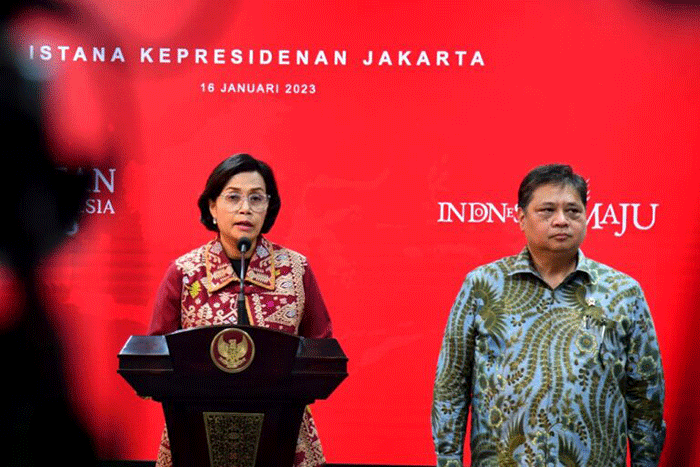 Menteri Keuangan Sri Mulyani (kiri) bersama Menteri Koordinator Bidang Perekonomian Airlangga Hartarto menyampaikan keterangan pers.