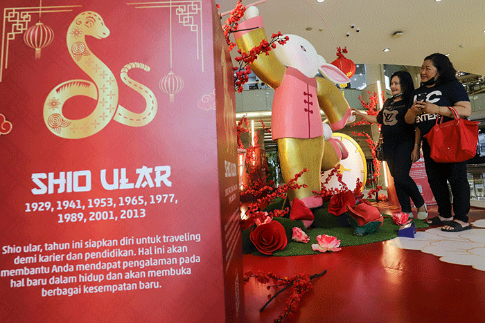 Pengunjung melihat pernak-pernik Imlek yang dijual pada salah satu tenan di Kota Kasablanka, Jakarta, Selasa (17/1/2023).
