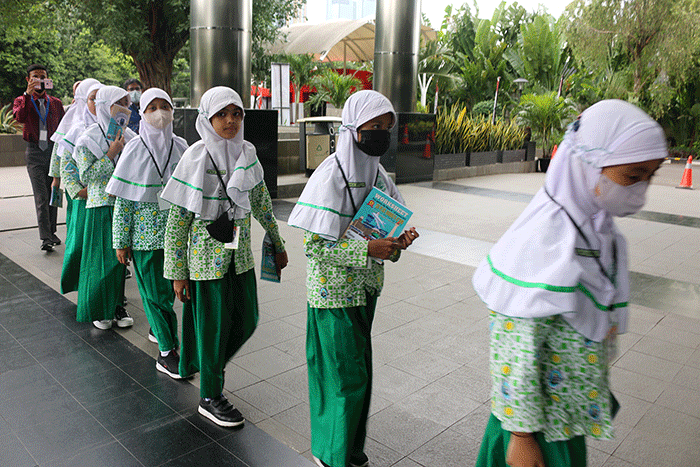 Siswa-siswi SD Plus Qurrota A'yun Kota Malang Jawa Timur menyambangi Gedung Merah Putih KPK, Jakarta, Selasa (17/1/2023).