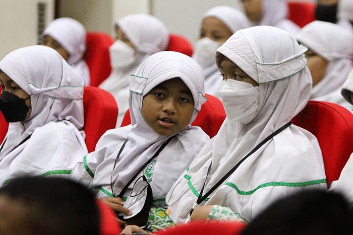 Siswa-siswi SD Plus Qurrota A'yun Kota Malang Jawa Timur menyambangi Gedung Merah Putih KPK, Jakarta, Selasa (17/1/2023).