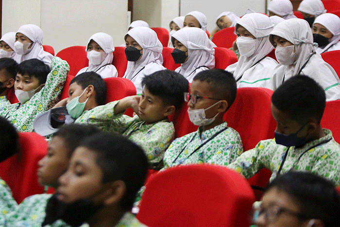 Siswa-siswi SD Plus Qurrota A'yun Kota Malang Jawa Timur menyambangi Gedung Merah Putih KPK, Jakarta, Selasa (17/1/2023).