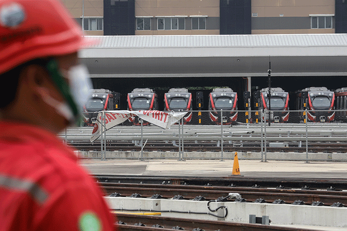 Sejumlah pekerja memeriksa rangkaian Lintas Rel Terpadu (LRT) yang terparkir pada Depo LRT Jabodebek di Jatimulya, Kabupaten Bekasi, Jawa Barat.