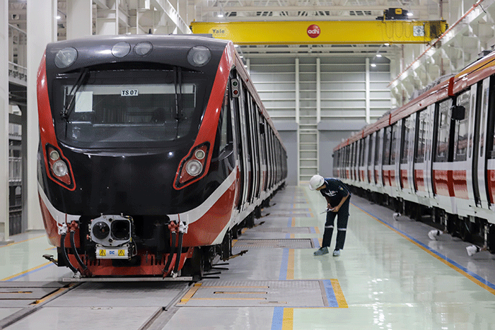 Sejumlah pekerja memeriksa rangkaian Lintas Rel Terpadu (LRT) yang terparkir pada Depo LRT Jabodebek di Jatimulya, Kabupaten Bekasi, Jawa Barat.