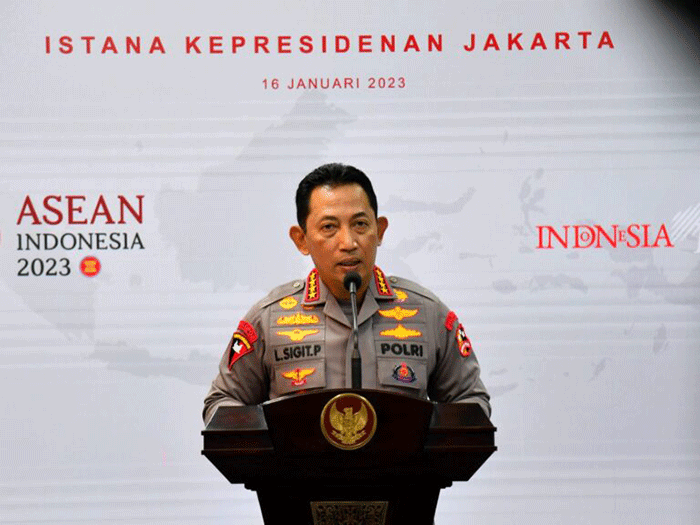 Kapolri Jenderal Listyo Sigit Prabowo memberikan keterangannya di Kantor Presiden, Jakarta, Senin (16/1/2023).