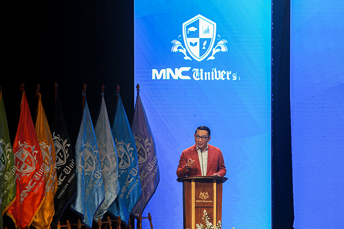 Rektor MNC University Dra. Mariati Tirta Wiyata, MBA saat melakukan prosesi pemindahan tali toga di Jakarta Concert Hall (JCH), Jakarta.