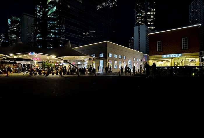 Warga mengunjungi salah satu pusat kuliner Instagramable yang Berada di tengah deretan gedung pencakar langit, Sudirman di Jakarta, Selasa (17/1/2023).