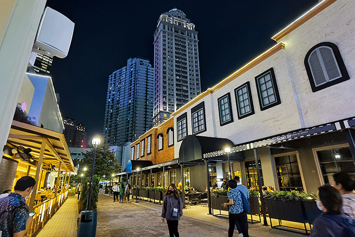 Warga mengunjungi salah satu pusat kuliner Instagramable yang Berada di tengah deretan gedung pencakar langit, Sudirman di Jakarta, Selasa (17/1/2023).