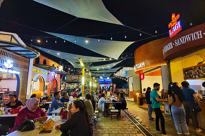 Warga mengunjungi salah satu pusat kuliner Instagramable yang Berada di tengah deretan gedung pencakar langit, Sudirman di Jakarta, Selasa (17/1/2023).
