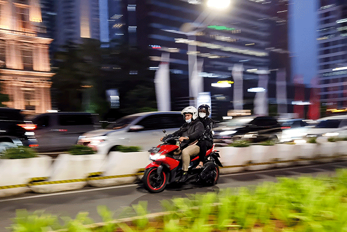 Kendaraan melintas pada saat jam pulang kerja di Jalan Sudirman, Jakarta Pusat, Selasa (17/1/2023).