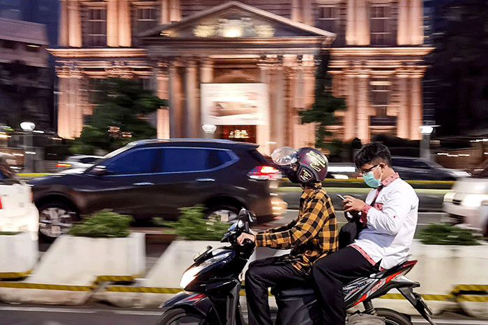 Kendaraan melintas pada saat jam pulang kerja di Jalan Sudirman, Jakarta Pusat, Selasa (17/1/2023).