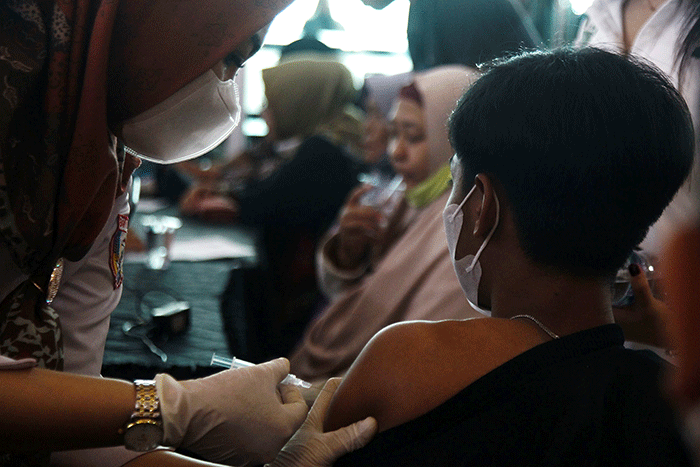 Masyarakat tetap antusias melakukan vaksin Covid-19 di sentral layanan vaksin Lobby Utara I OPI Mall Jakabaring, meski telah memasuki masa endemi.