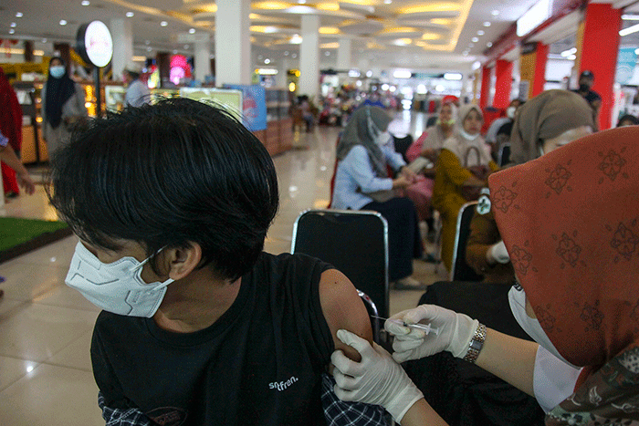 Masyarakat tetap antusias melakukan vaksin Covid-19 di sentral layanan vaksin Lobby Utara I OPI Mall Jakabaring, meski telah memasuki masa endemi.