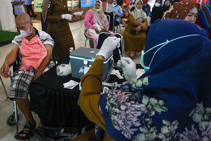 Masyarakat tetap antusias melakukan vaksin Covid-19 di sentral layanan vaksin Lobby Utara I OPI Mall Jakabaring, meski telah memasuki masa endemi.
