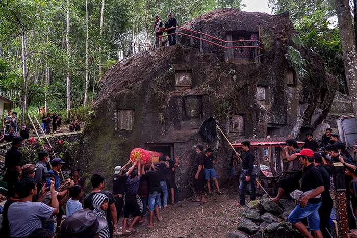 Kerabat mengarak jenazah yang akan dimakamkan di liang kuburan batu usai digelar acara Rambu Solo di Kecamatan Sesean, Kabupaten Toraja Utara.