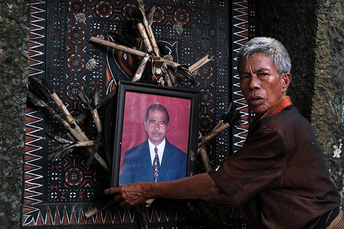 Kerabat mengarak jenazah yang akan dimakamkan di liang kuburan batu usai digelar acara Rambu Solo di Kecamatan Sesean, Kabupaten Toraja Utara.