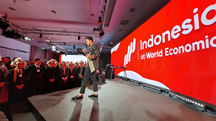 Hentak tari tradisional Indonesia, bergoyang poco-poco bersama peserta World Economic Forum (WEF) dari berbagai negara.