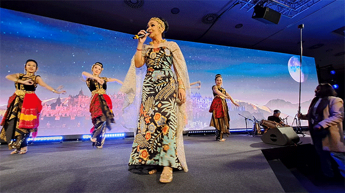 Hentak tari tradisional Indonesia, bergoyang poco-poco bersama peserta World Economic Forum (WEF) dari berbagai negara.