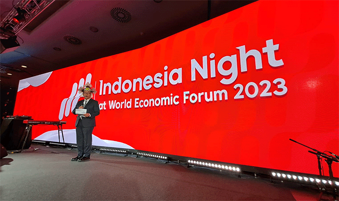 Hentak tari tradisional Indonesia, bergoyang poco-poco bersama peserta World Economic Forum (WEF) dari berbagai negara.
