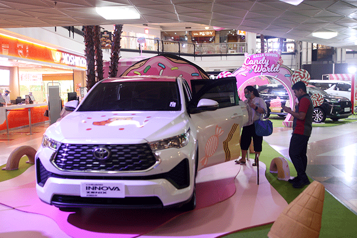 Suasana pameran Kalla Toyota bertema Candy Land di Mall Ratu Indah, Makassar, Rabu (18/1/2023).