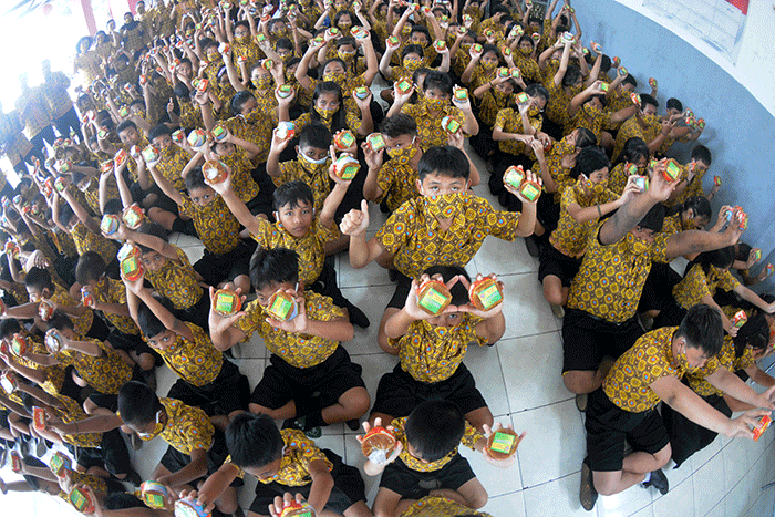 Sebanyak 155 siswa TK, SD dan SMP Kuncup Melati Semarang, Jawa Tengah, tampak suka cita memperlihatkan kue keranjang yang dibagikan gratis oleh pihak sekolah.