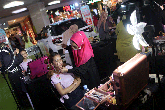 Sejumlah peserta tata rias (make up) mengikuti kompetisi di Mall Ratu Indah, Makassar, Kamis (19/1/2023).