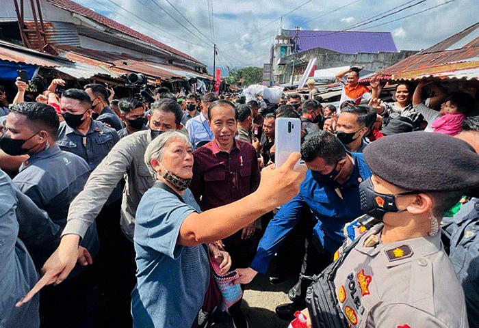 Presiden Joko Widodo mengunjungi Pasar Airmadidi di Kabupaten Minahasa Utara, Sulawesi Utara, Kamis (19/1/2023).