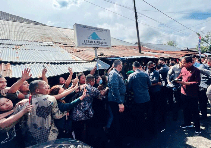 Presiden Joko Widodo mengunjungi Pasar Airmadidi di Kabupaten Minahasa Utara, Sulawesi Utara, Kamis (19/1/2023).