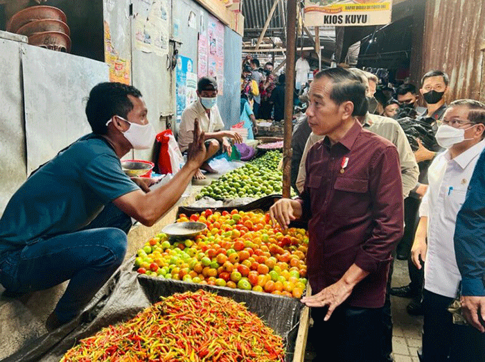 Presiden Joko Widodo mengunjungi Pasar Airmadidi di Kabupaten Minahasa Utara, Sulawesi Utara, Kamis (19/1/2023).