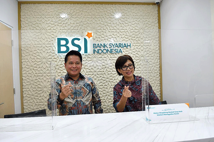 Direktur Utama BSI Hery Gunardi (kiri) bersama Rektor Universitas Gadjah Mada Ova Emilia saat peresmian outlet baru BSI KCP Yogyakarta UGM.