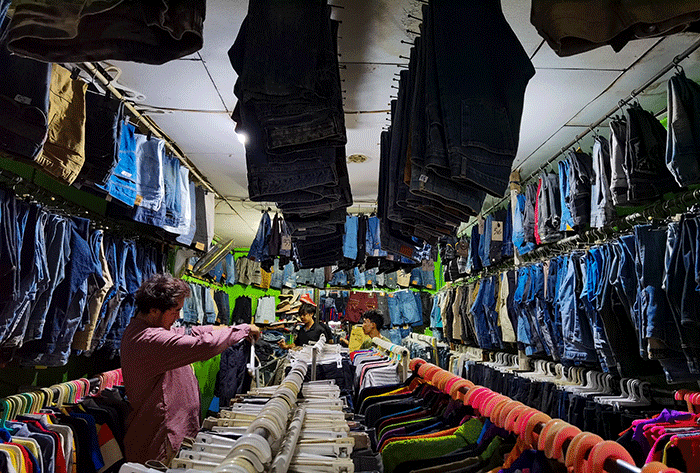 Suasana penjualan pakaian impor bekas atau thrifting yang kebanyakan pembelinya adalah anak-anak muda di kawasan Jakarta Selatan, Jumat (20/1/2023).